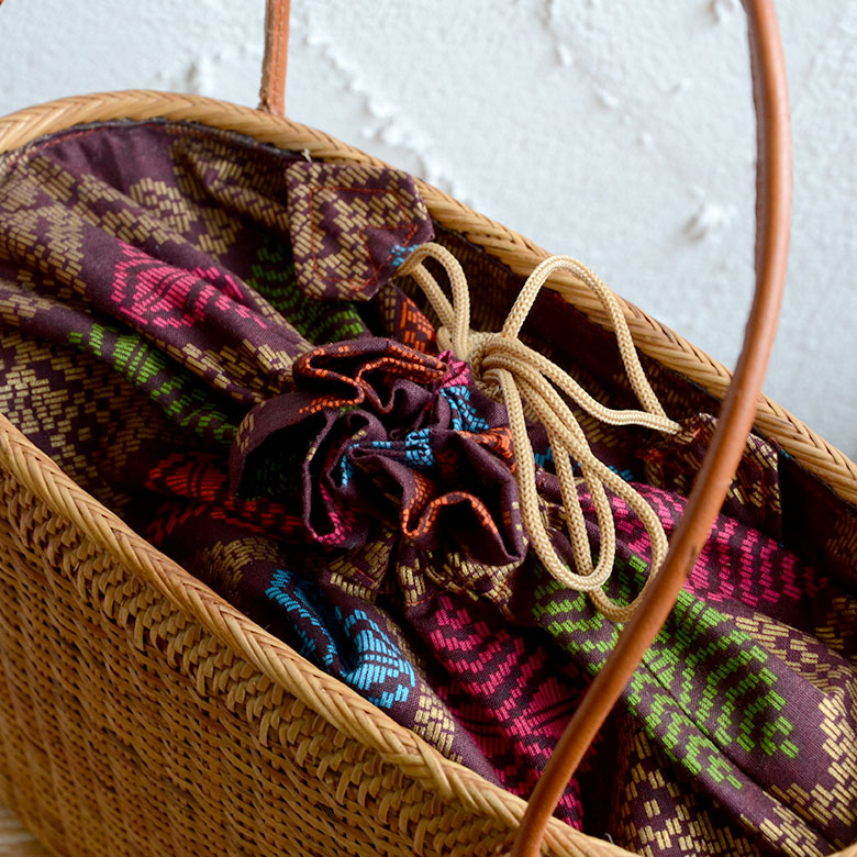 ナチュラルテイストたっぷりのアタの編み目が印象的