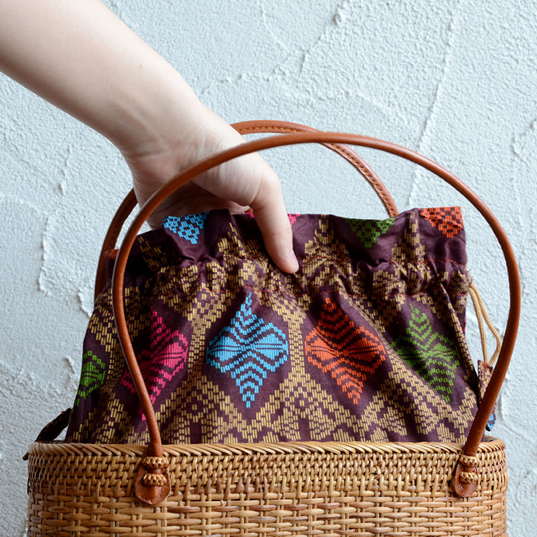 バリ島のトゥガナン村で作られたアタのバッグ