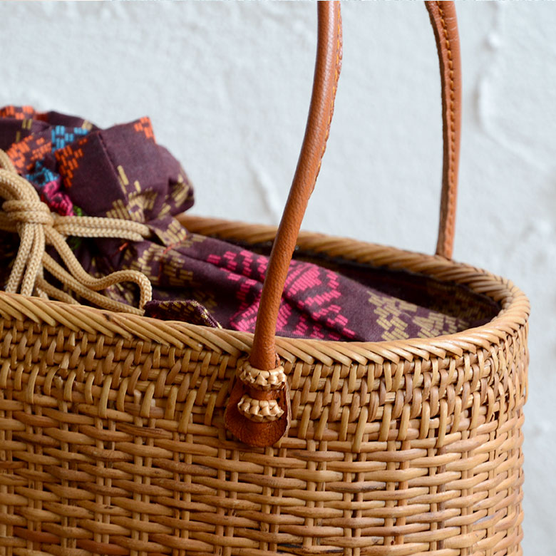 バリ島で買い付けた職人がひとつひとつハンドメイドで編み上げた貴重なアタ製バッグ