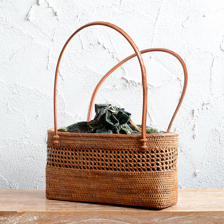 アタで編まれたかごバッグ