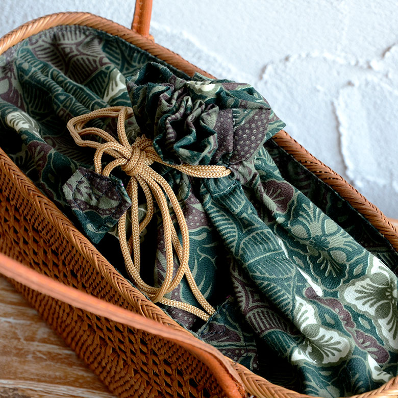 ナチュラルテイストたっぷりのアタの編み目が印象的