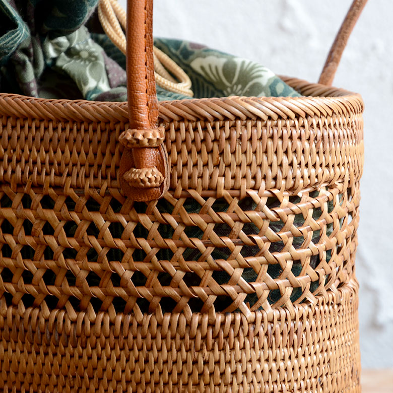 バリ島のトゥガナン村で作られたアタのバッグ