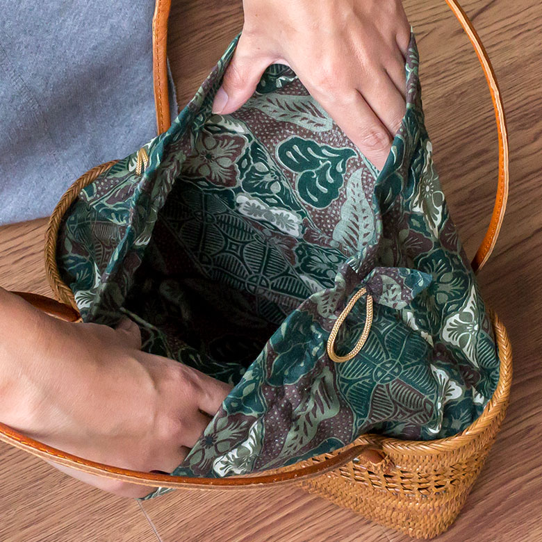 バリ島で買い付けた職人がひとつひとつハンドメイドで編み上げた貴重なアタ製バッグ