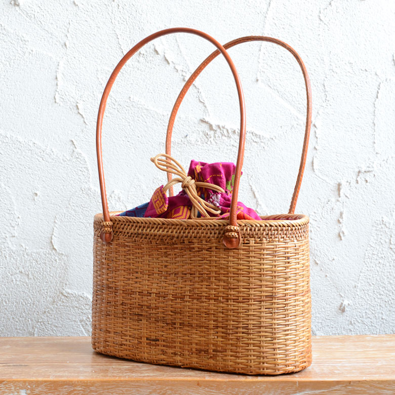 アタで編まれたかごバッグ