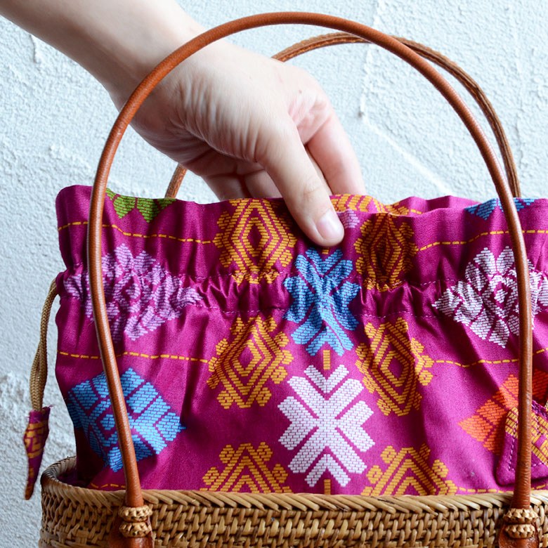 バリ島のトゥガナン村で作られたアタのバッグ