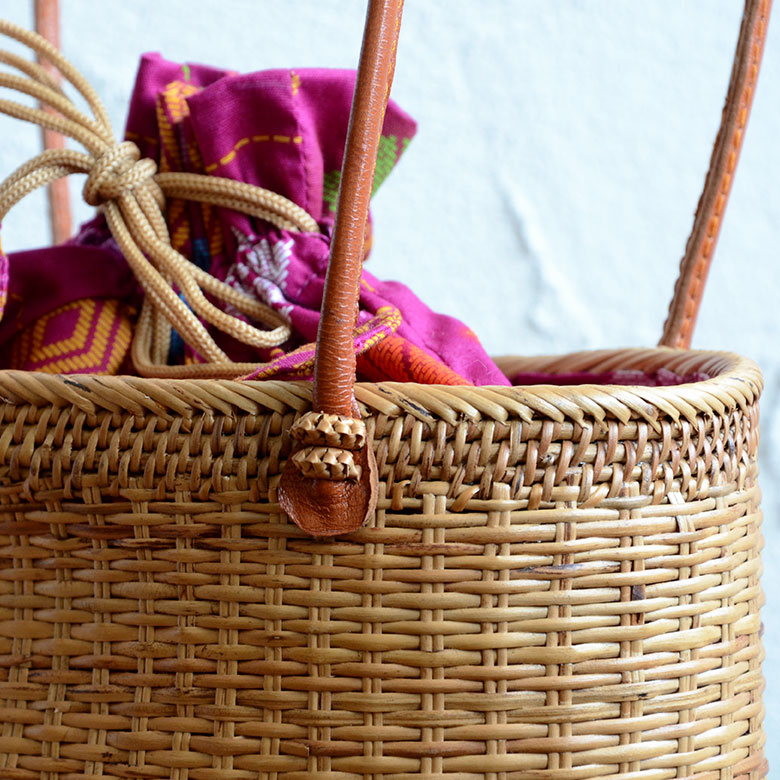 バリ島で買い付けた職人がひとつひとつハンドメイドで編み上げた貴重なアタ製バッグ