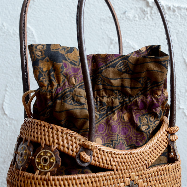 バリ島のトゥガナン村で作られたアタのバッグ