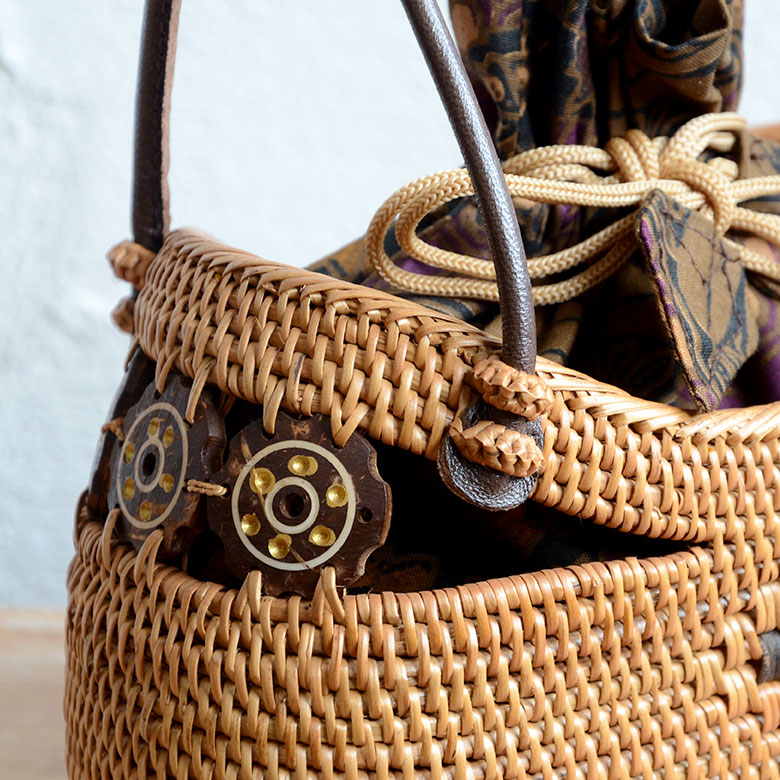 バリ島で買い付けた職人がひとつひとつハンドメイドで編み上げた貴重なアタ製バッグ