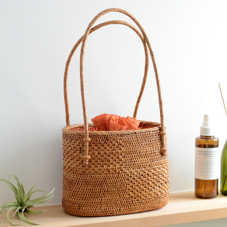 アタで編まれたかごバッグ