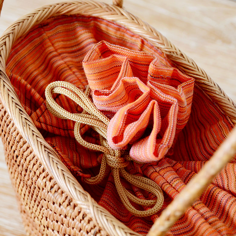 ナチュラルテイストたっぷりのアタの編み目が印象的