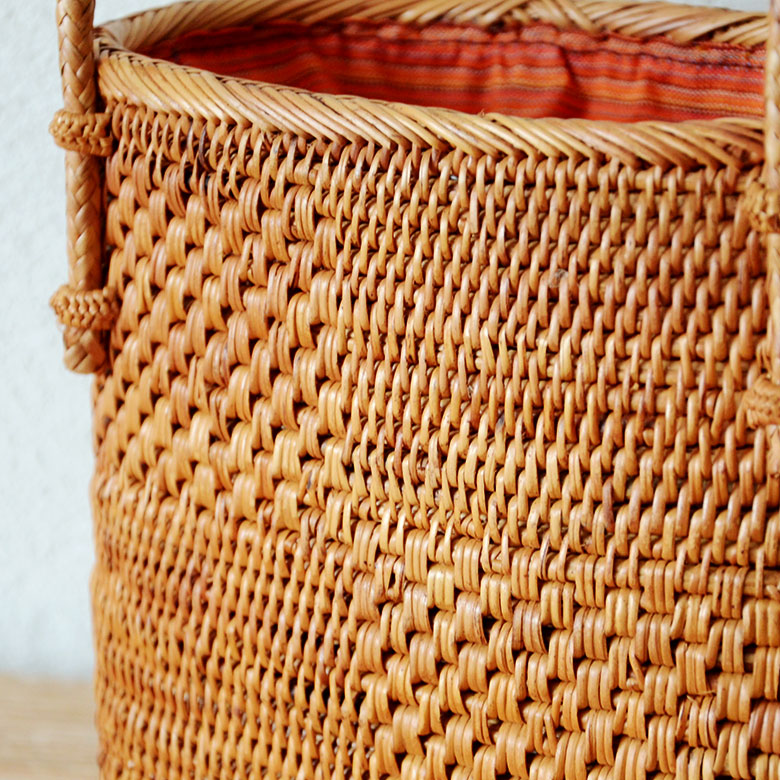 バリ島で買い付けた職人がひとつひとつハンドメイドで編み上げた貴重なアタ製バッグ