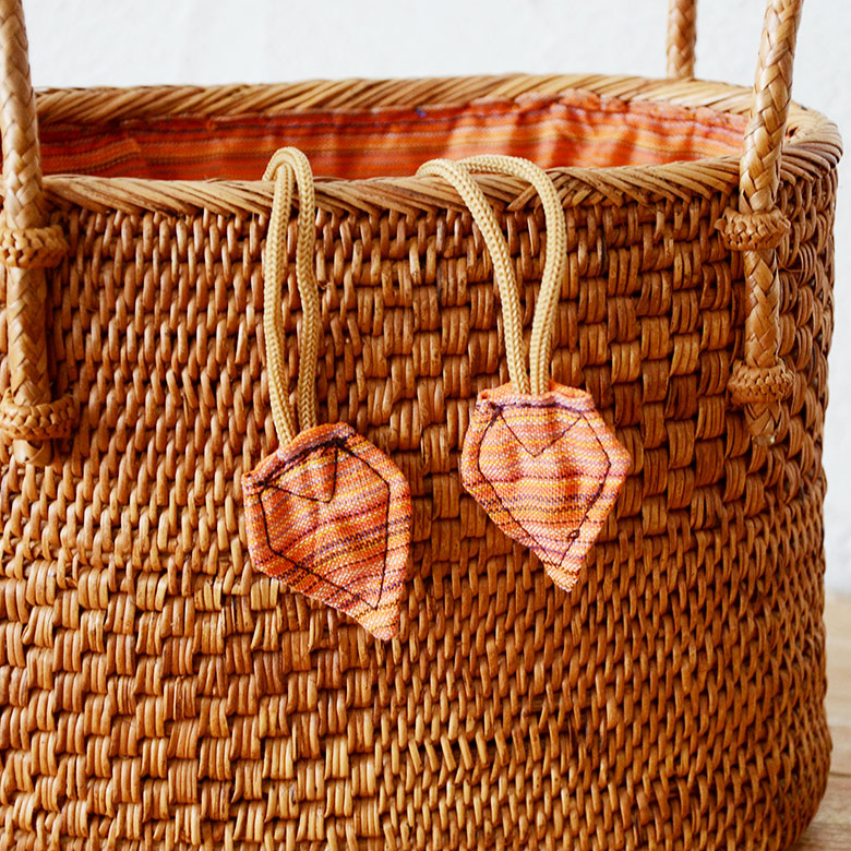 バリ島で買い付けた職人がひとつひとつハンドメイドで編み上げた貴重なアタ製バッグ