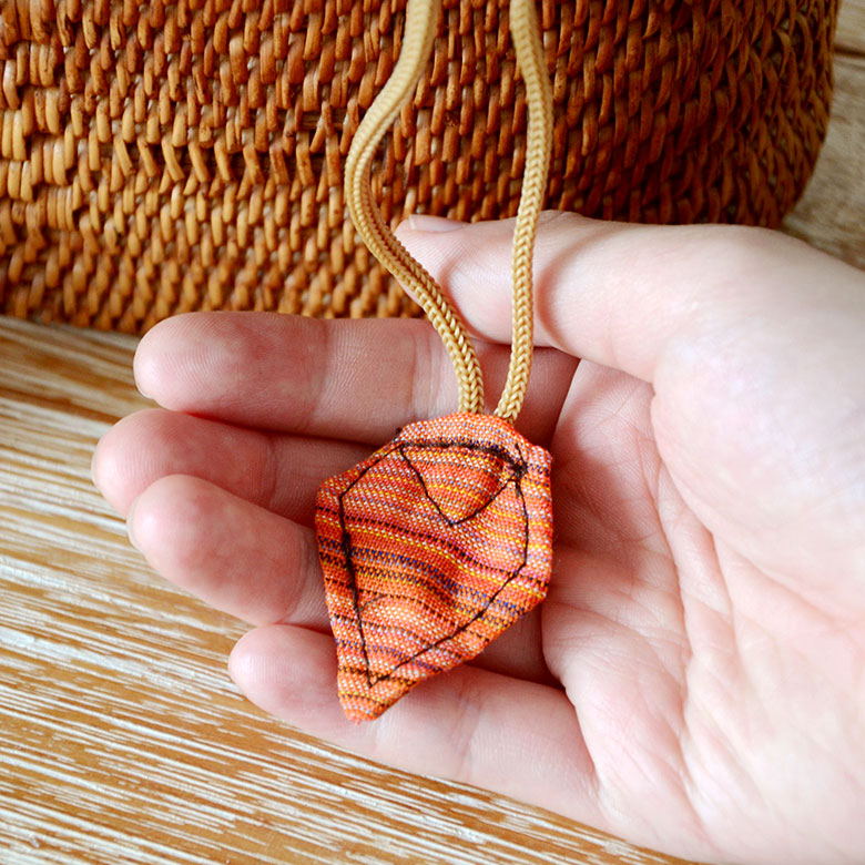 バリ島で買い付けた職人がひとつひとつハンドメイドで編み上げた貴重なアタ製バッグ