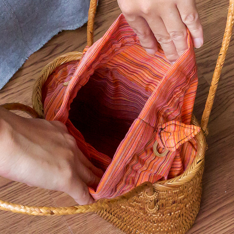 バリ島で買い付けた職人がひとつひとつハンドメイドで編み上げた貴重なアタ製バッグ