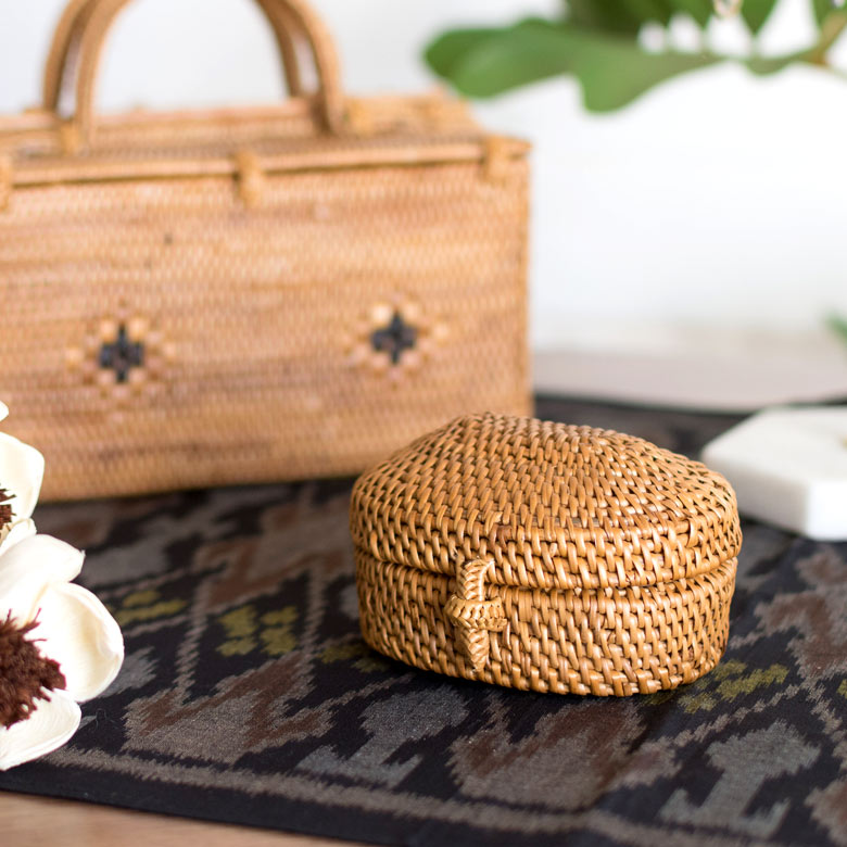 人気の天然素材アタで編まれた小物入れ