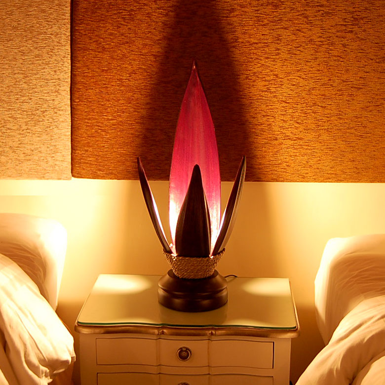 パームリーフランプ アジアンならではの幻想的な光と影