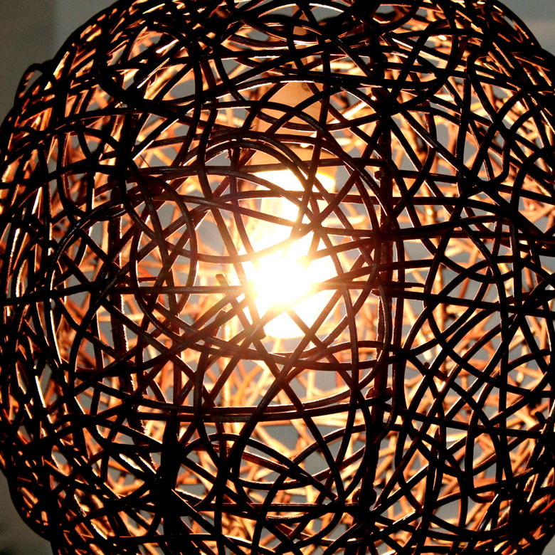 ラタンで編まれたペンダントライト