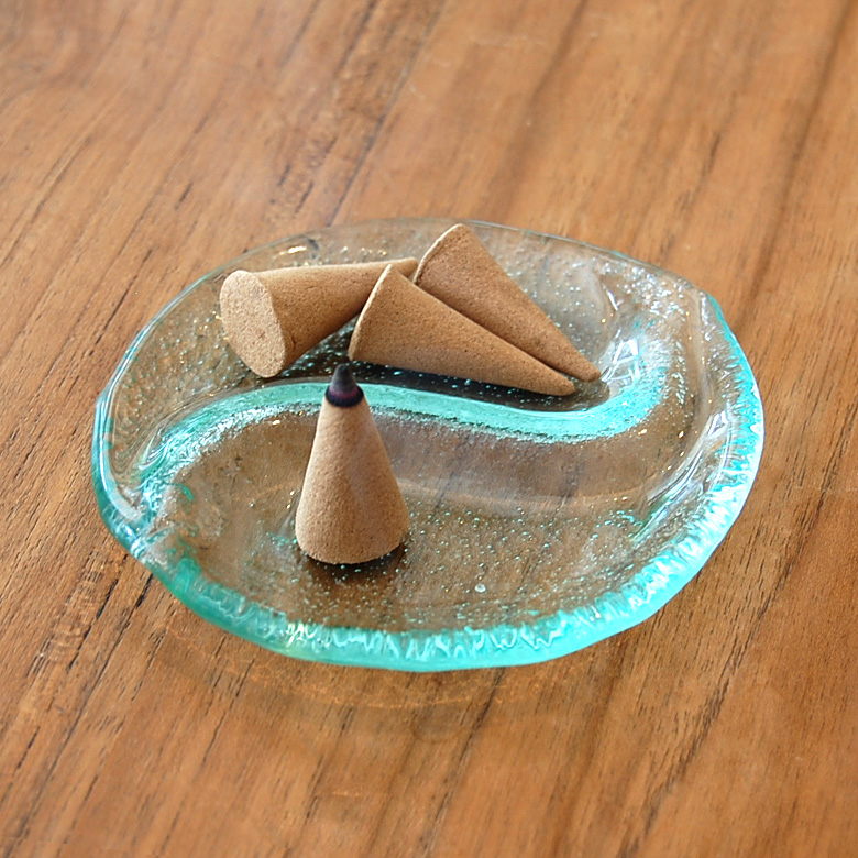 さらにコーンタイプのお香立てとして使ったり