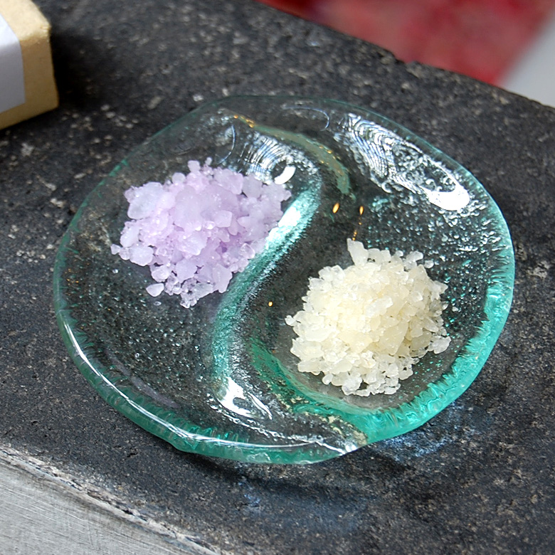 ぽってりとした肉厚なフォルムで、シンプルながらも味のあるトレイ