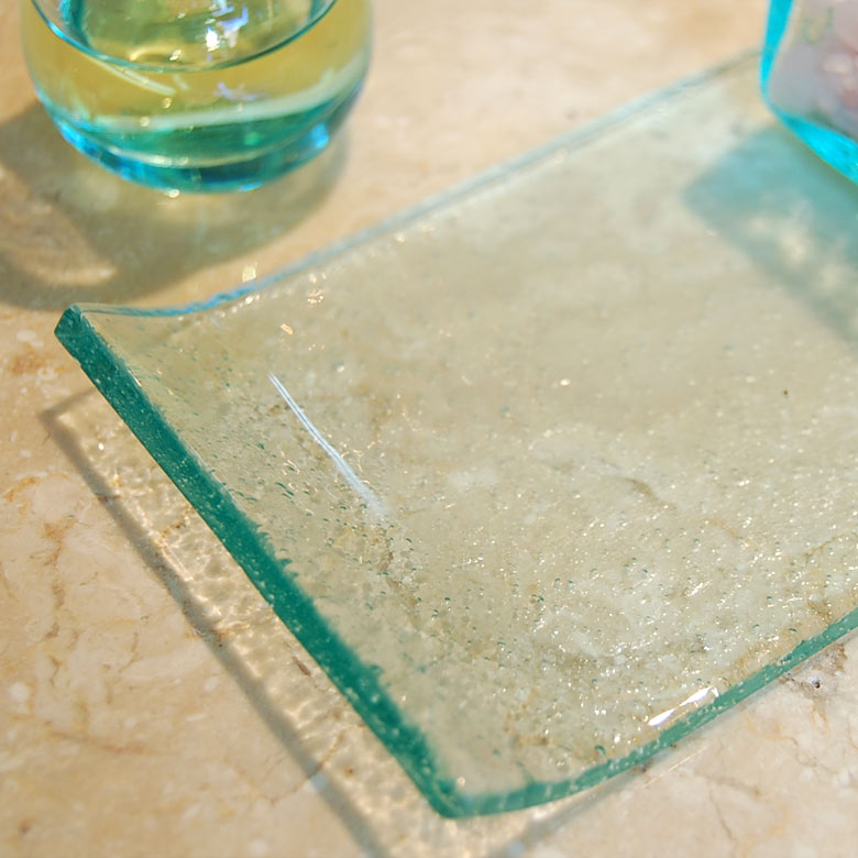 炭酸の泡をまとったようなユニークな質感に仕上がっています。