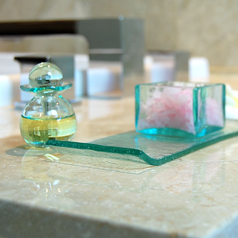 淡く透き通るブルーはとても涼しげで清潔感も◎