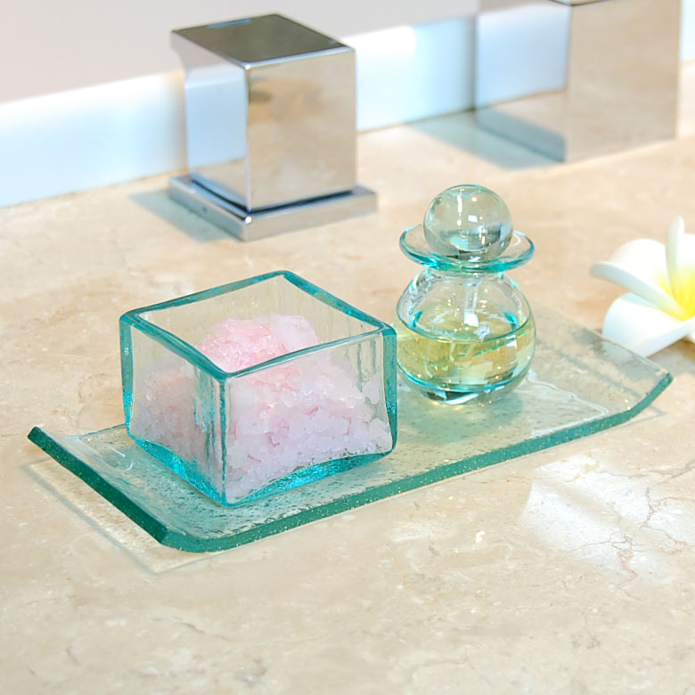 ガラスのスパボトルなら2つ並べて置くことができます。