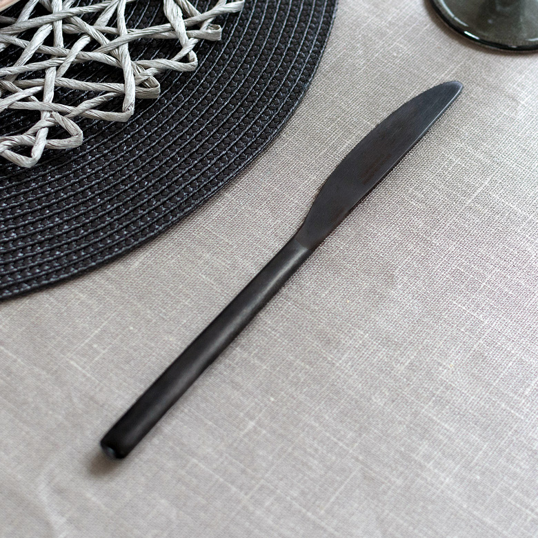 マットブラックの上品な質感 ディナーナイフ