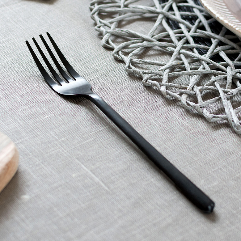 マットブラックの上品な質感 ディナーフォーク