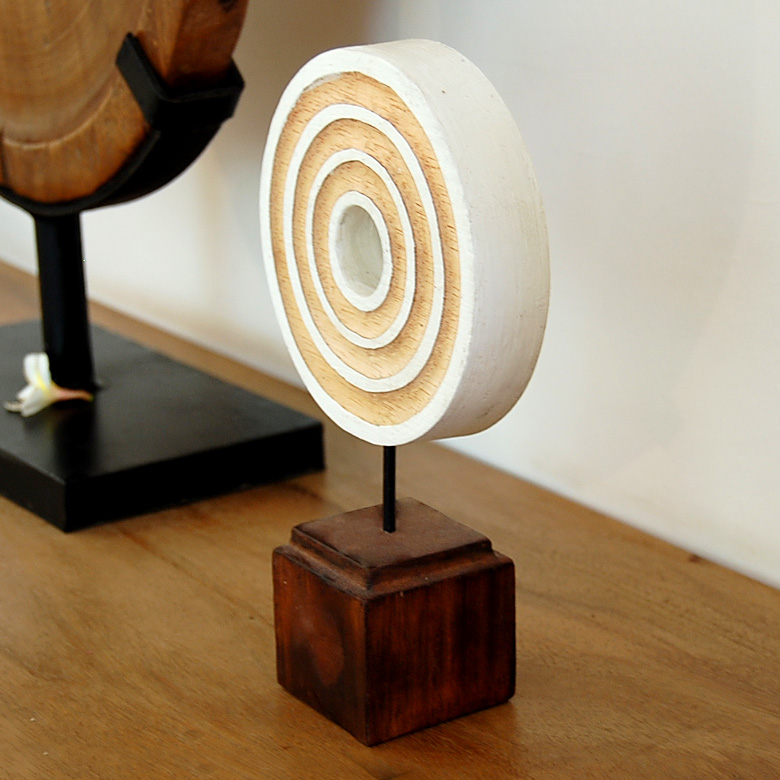 リゾートテイストを演出するバリ島のオブジェ