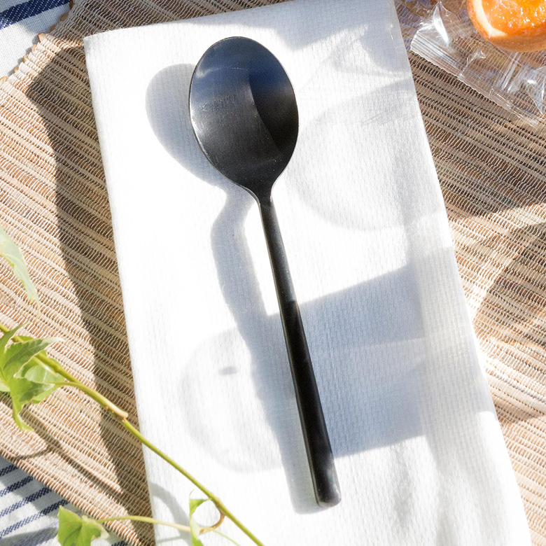 マットブラックの上品な質感 ディナースプーン