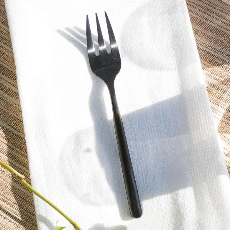 マットブラックの上品な質感 デザートフォーク