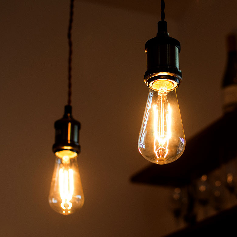 裸電球をおしゃれに飾る、シンプルなペンダントライト