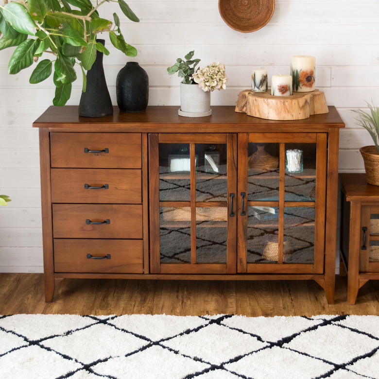 天然木でできたリビングチェスト