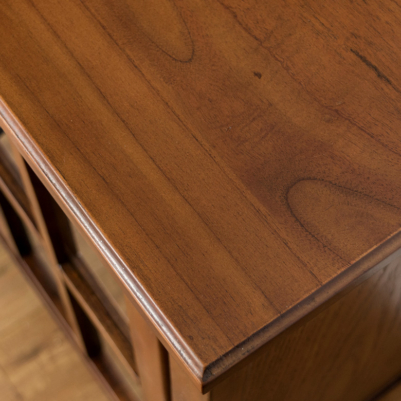 天然木でできたリビングチェスト