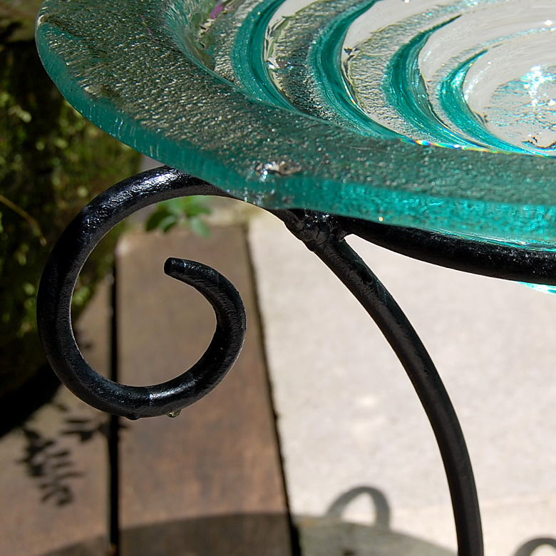 上部のカール部分で水盤を支えます。