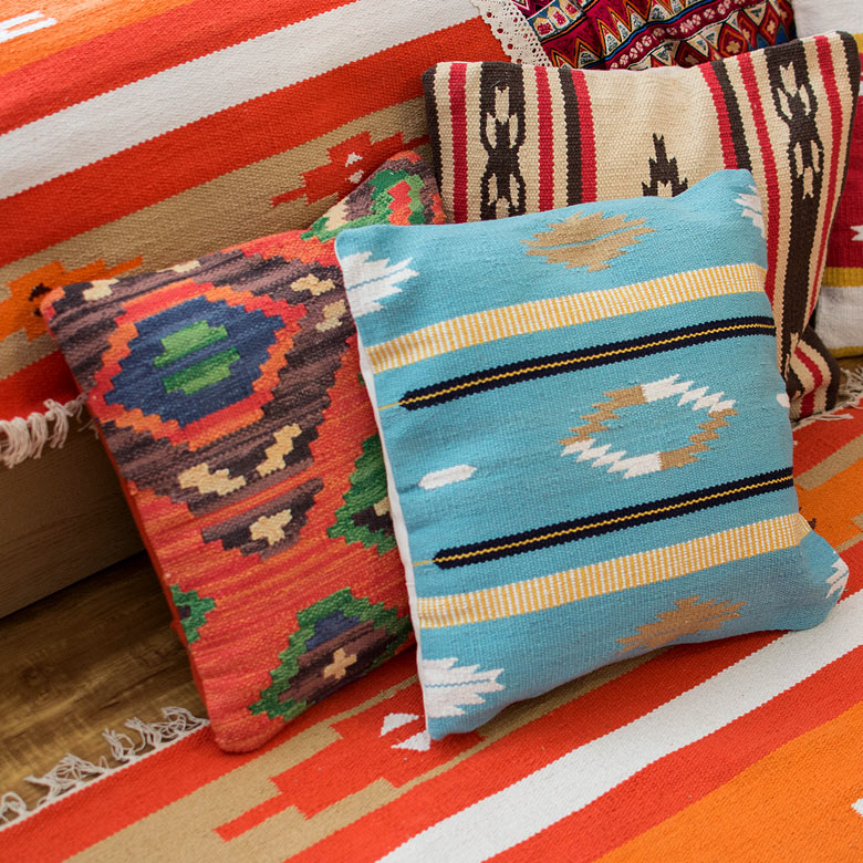 ネイティブ柄 クッション 45cm×45cmBタイプレッド