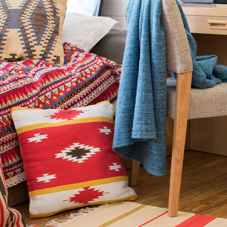 ネイティブ柄 クッション 45cm×45cmEタイプレッド×ホワイト