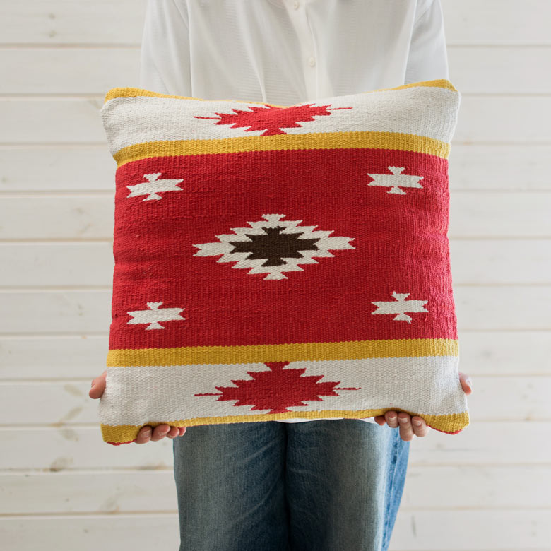 ネイティブ柄 クッション 45cm×45cmEタイプレッド×ホワイト