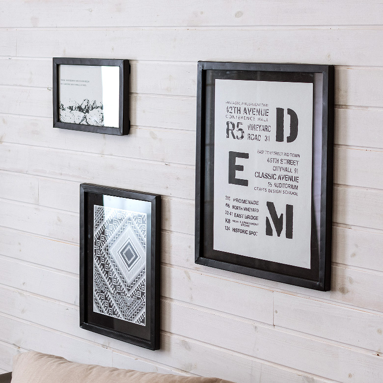 お気に入りの写真やポストカードを飾る