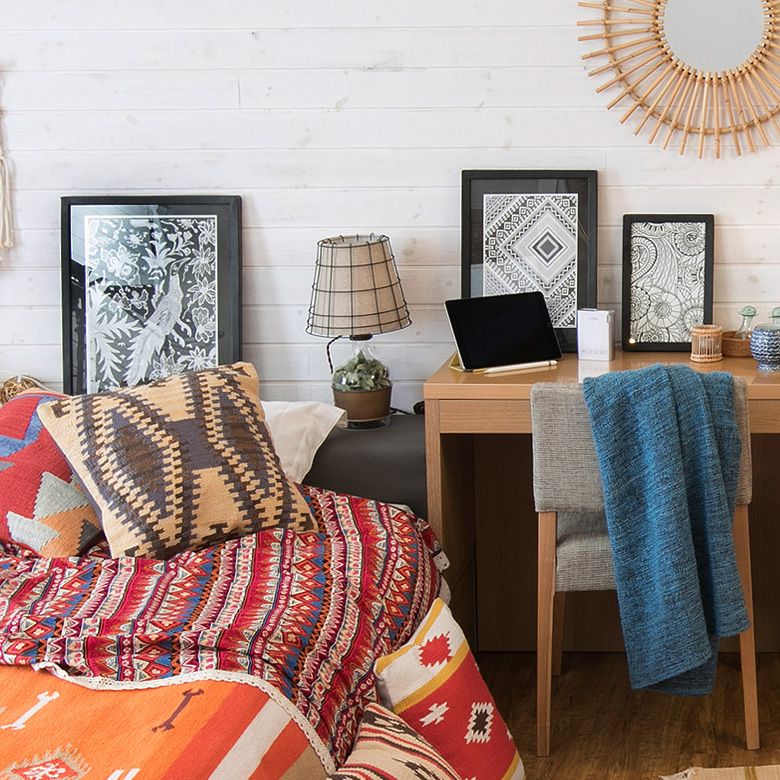 英字新聞やモノクロに印刷した雑誌の切り抜きなどを入れると、雰囲気たっぷり。