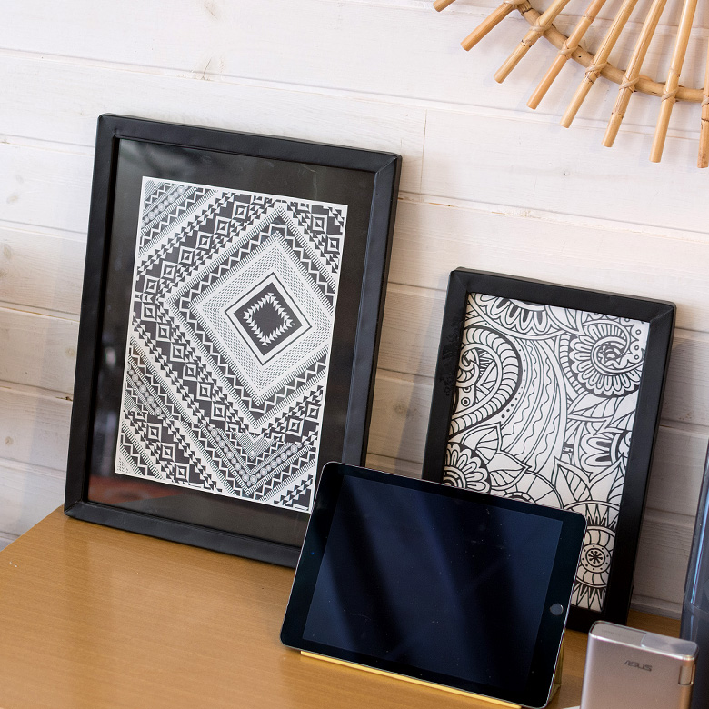 壁に飾ったり立てかけてみたりと、お部屋にあわせて楽しみ方は様々！