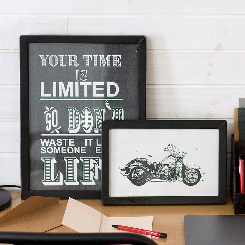 お気に入りの写真やポストカードを飾る