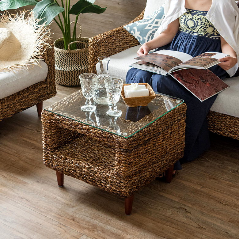 天然素材「アバカ」の繊維を、固くしっかり編んで作ったサイドテーブル