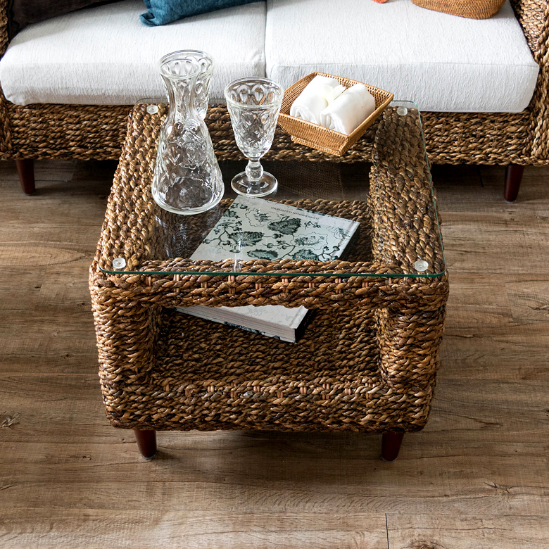 アバカの網目とガラス、木脚の組み合わせはどこから見ても美しく