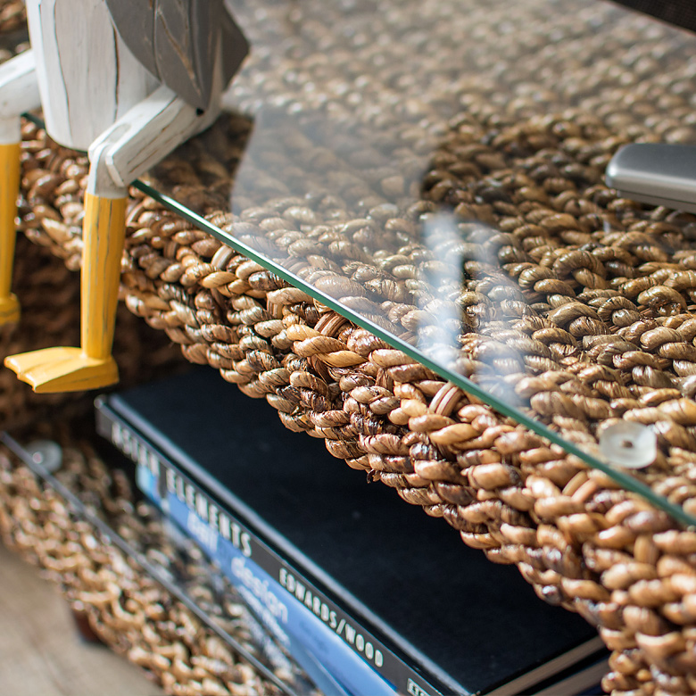 天然素材「アバカ」の繊維を、固くしっかり編んで作ったテレビ台。