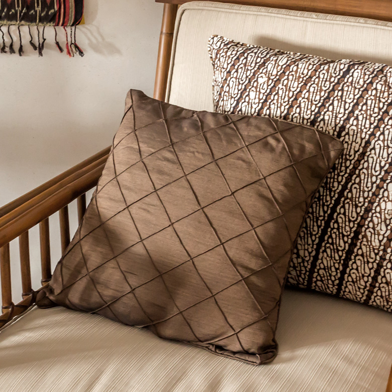 アジアンテイストにもマッチするクッションカバー。