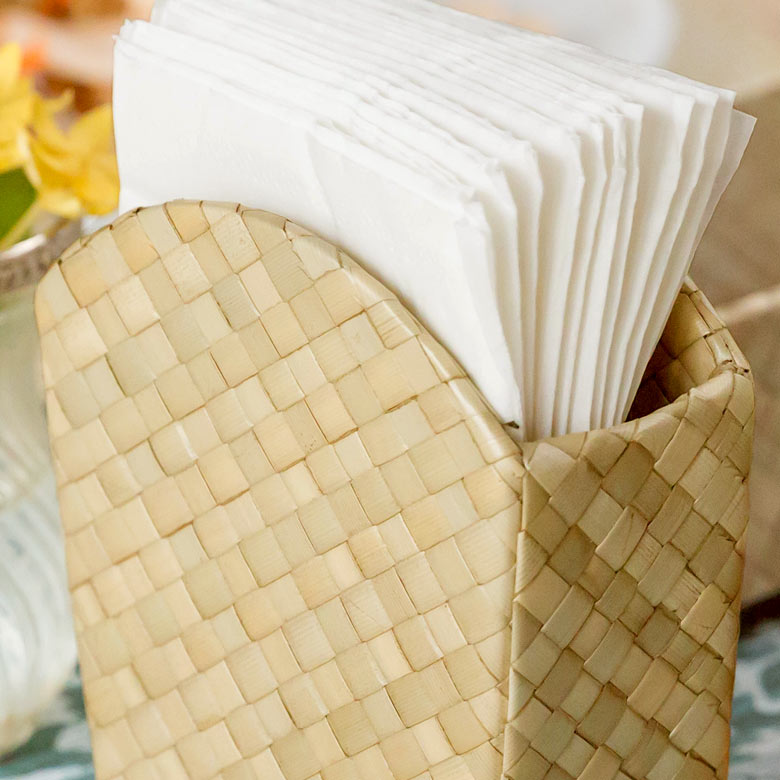 手を揃えて座っています