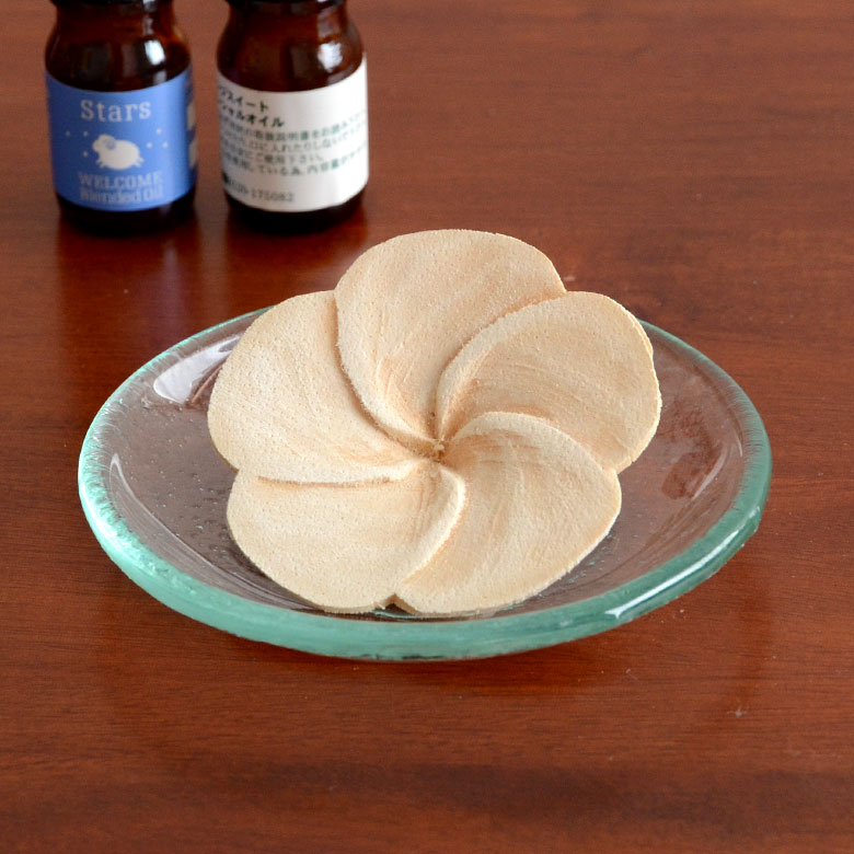 ガラストレイと高相性の木製アロマフラワー