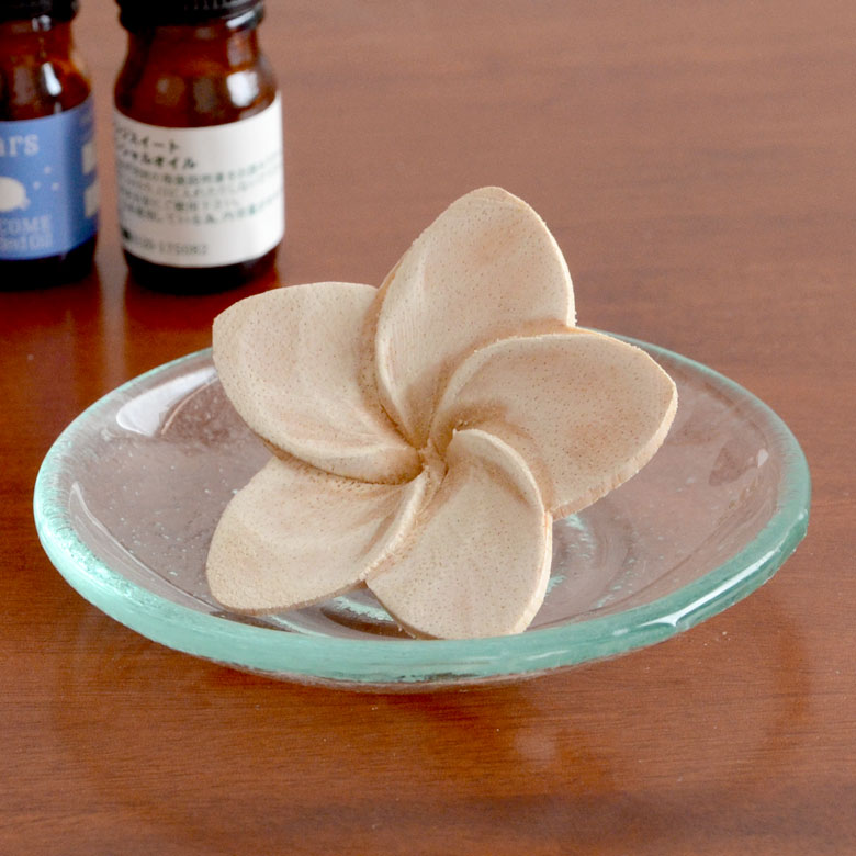 ガラストレイと高相性の木製アロマフラワー