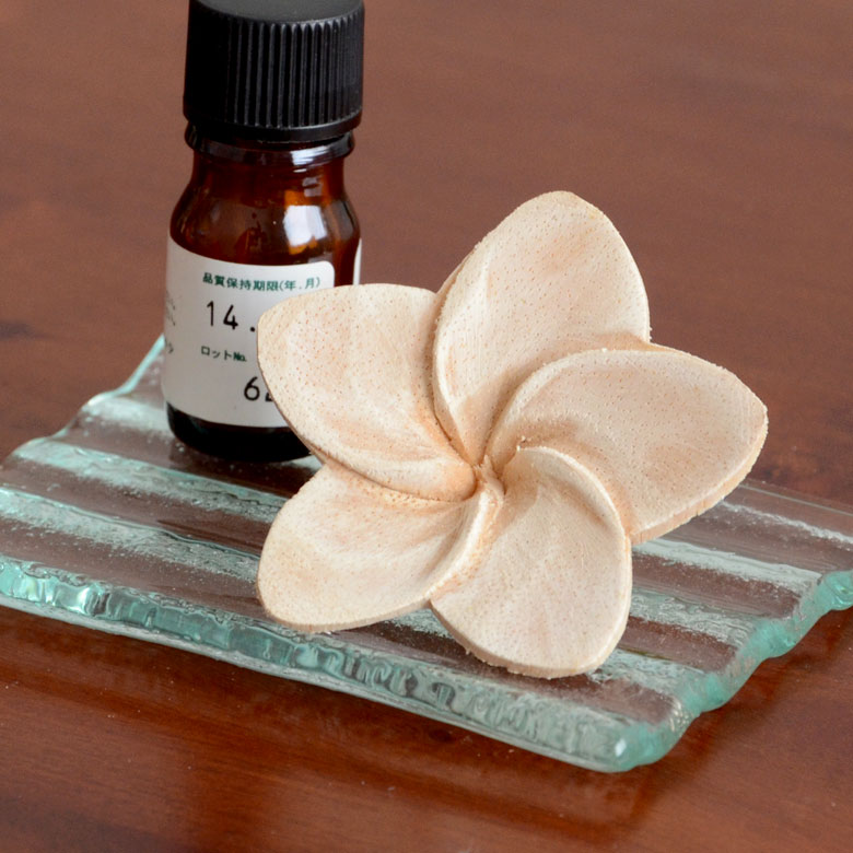 ガラストレイと高相性の木製アロマフラワー